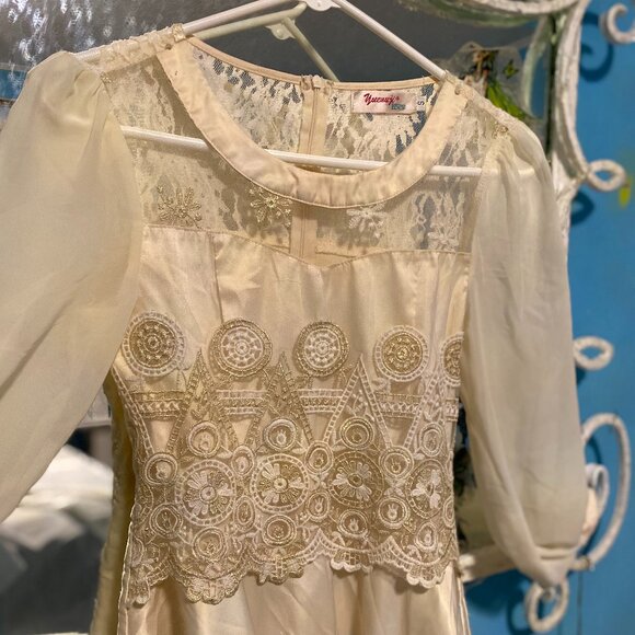 Ladies Top, Off White, Lace and Ruffled hem Size Small - Picture 2 of 7